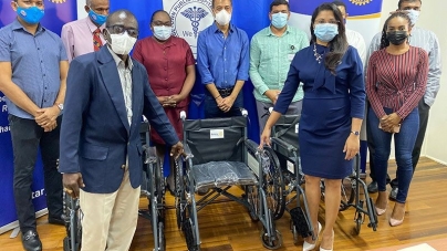 Rotary Club, Mohan Thani foundation donate 30 wheelchairs to GPHC